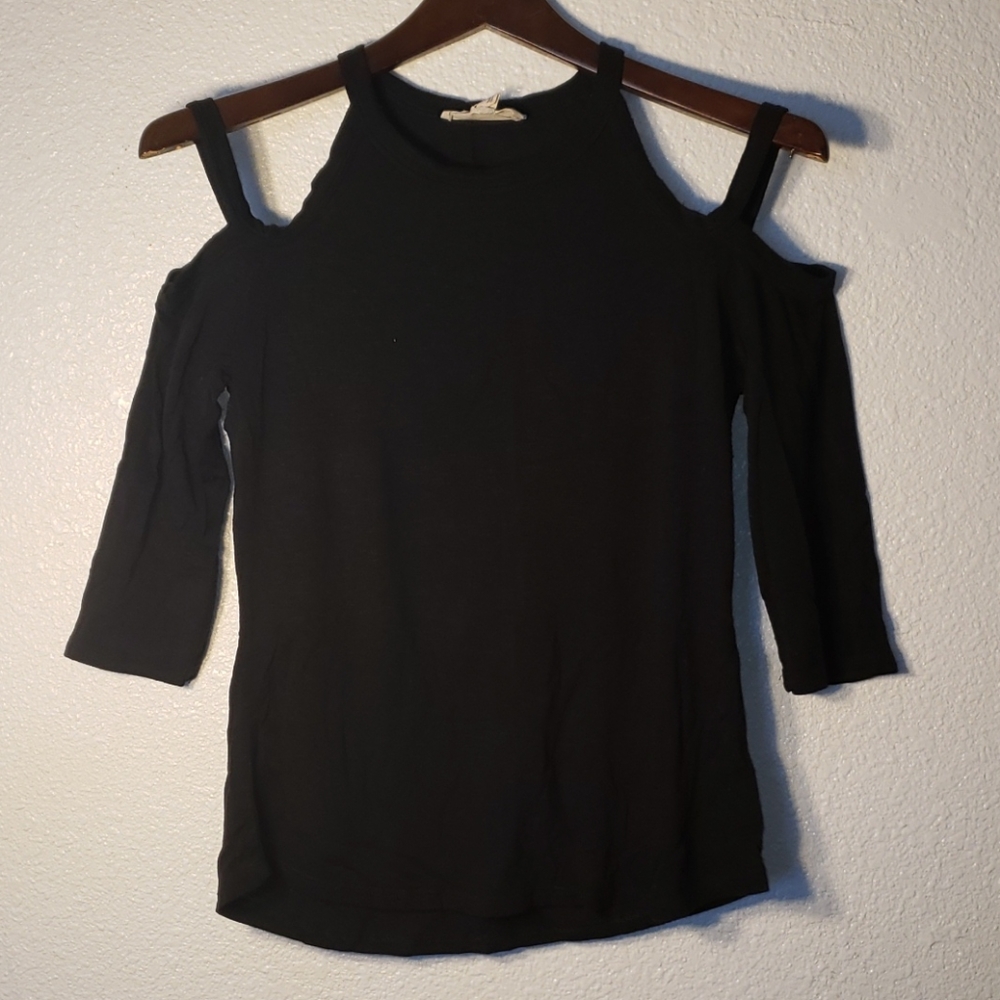 🦚Black open shoulder top